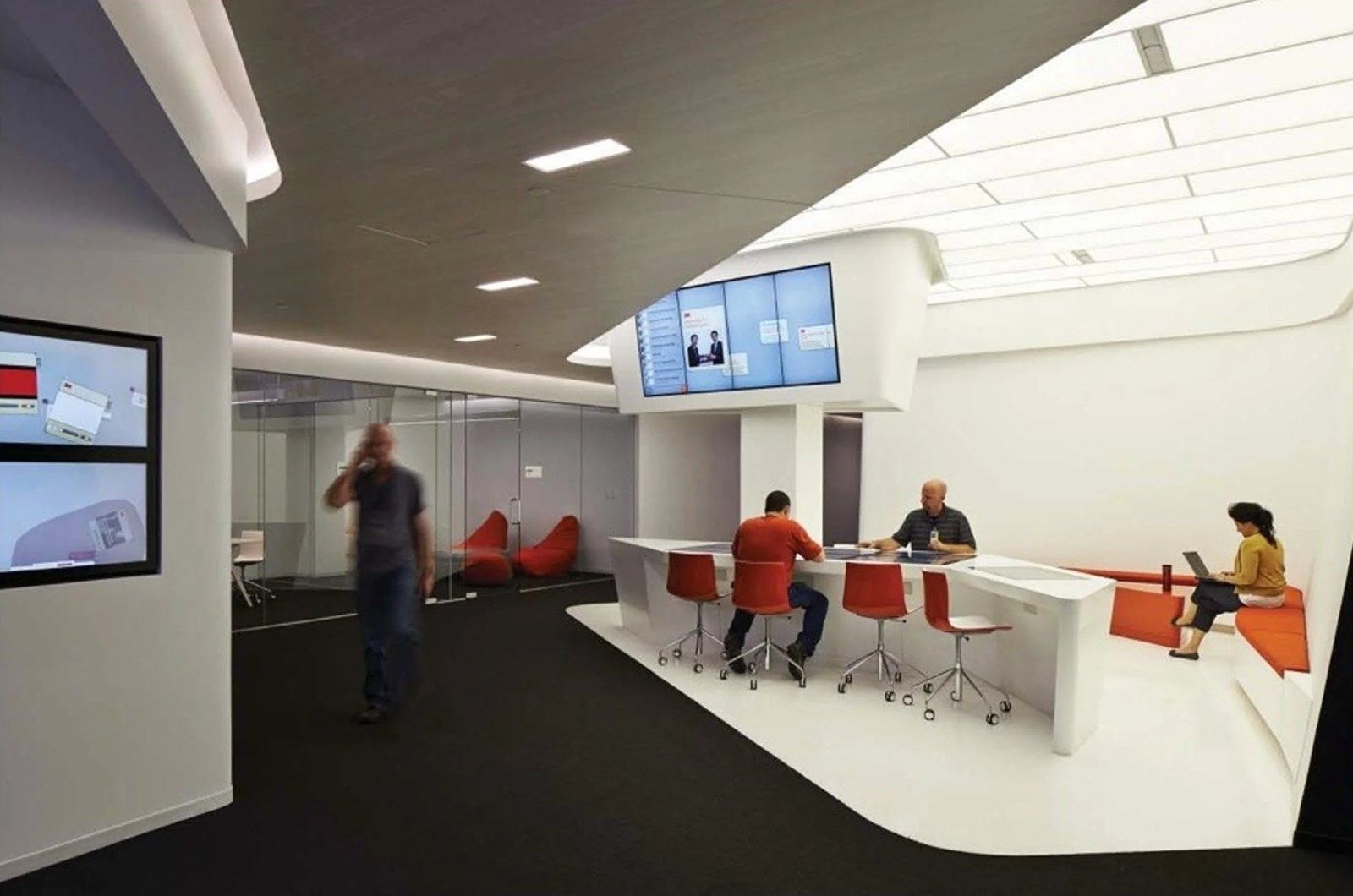 3M: Hub with counters and orange chairs