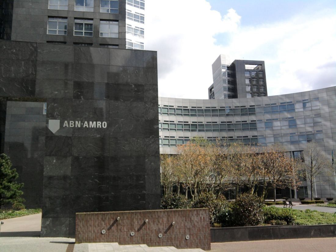 ABN AMRO: Black granite block with the bank's name in front of a long curved office wing