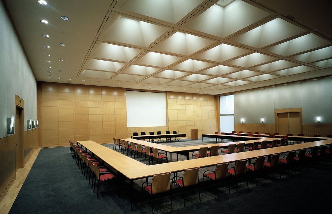 ABN AMRO: Large meeting room with tables in a U-shape under a coffered ceiling