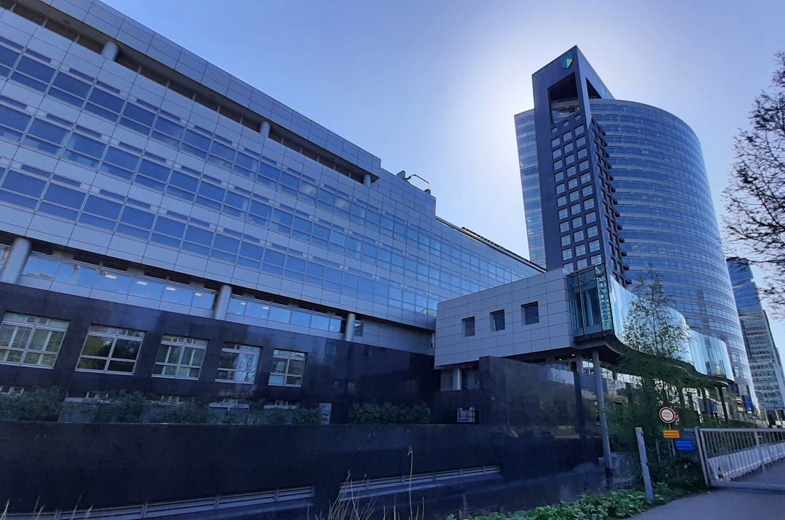 ABN AMRO: Long low glass office wing leading to a curved tower