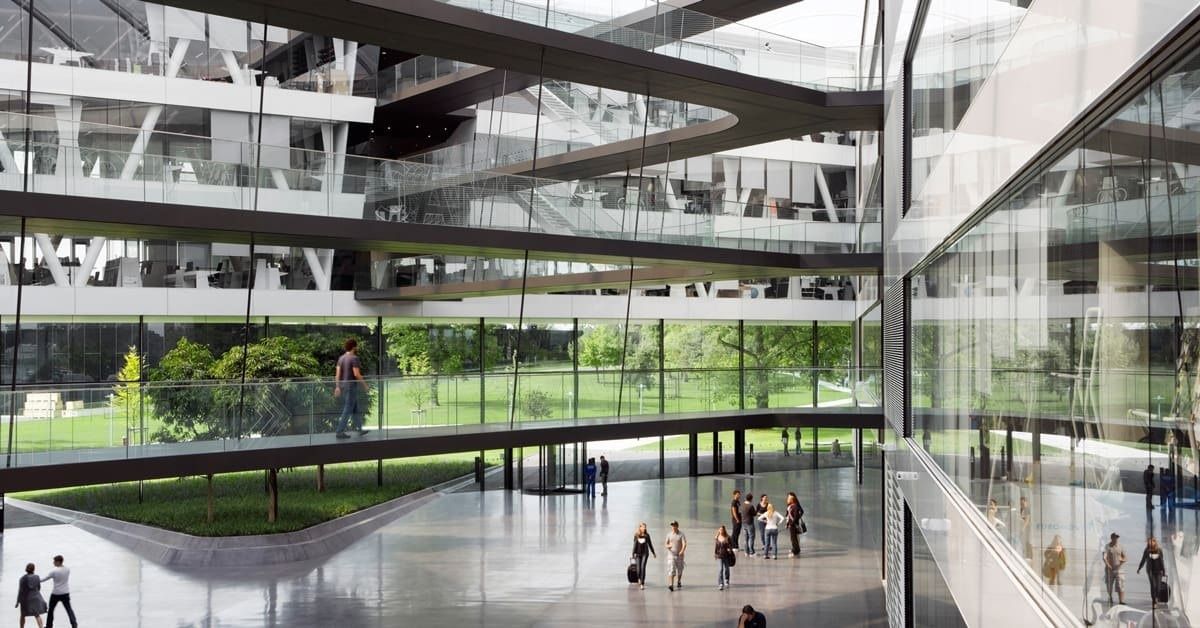 Atrium crossed by walkways