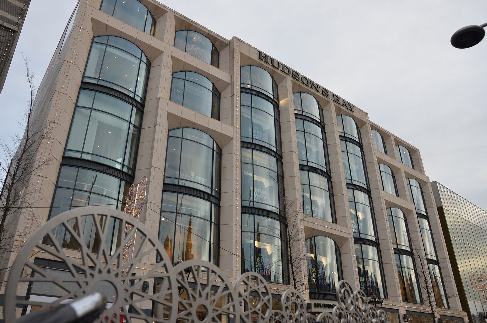 Adyen: Facade with tall arched glass windows seen from a low angle