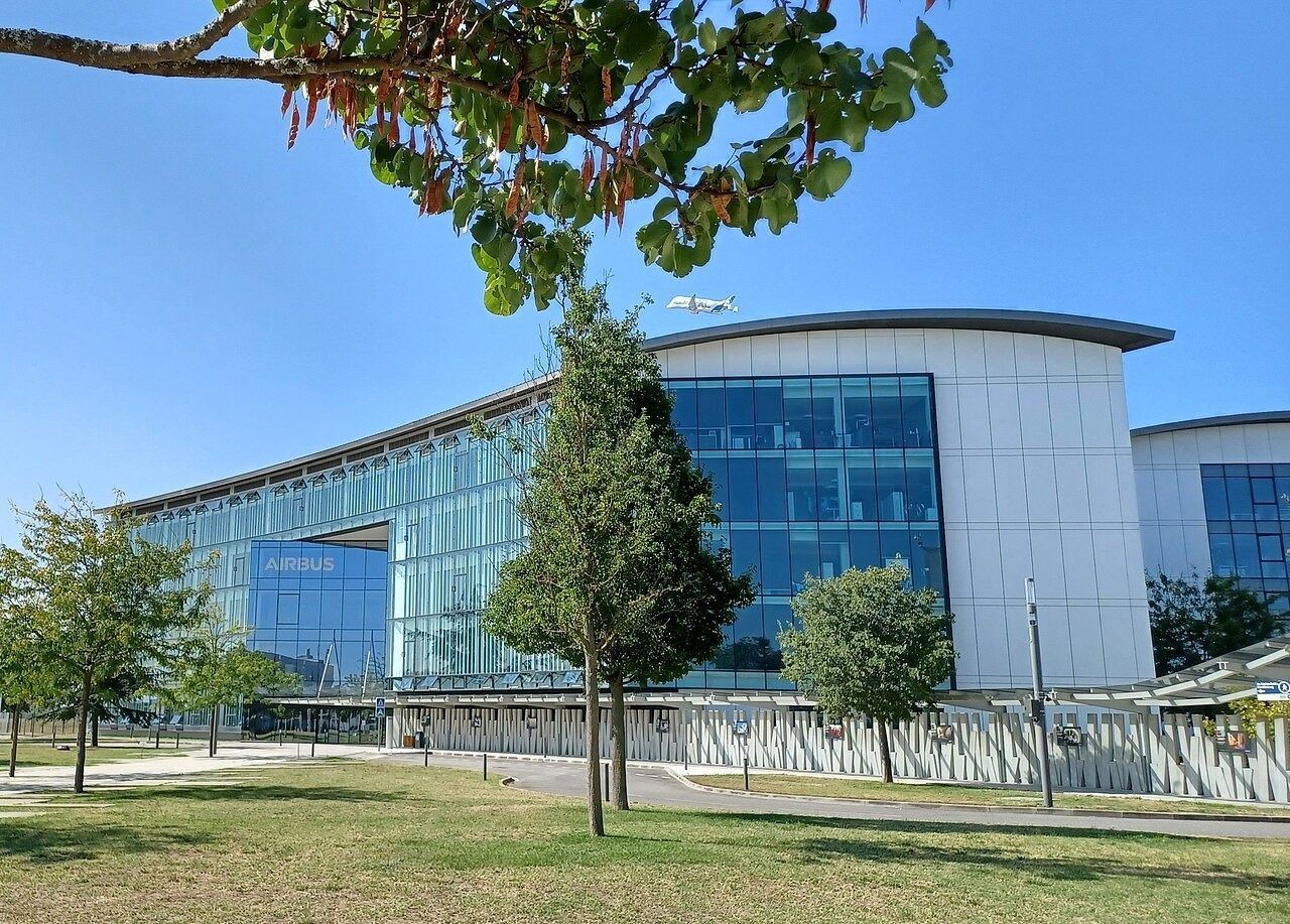 Airbus: Airbus headquarters with trees in front