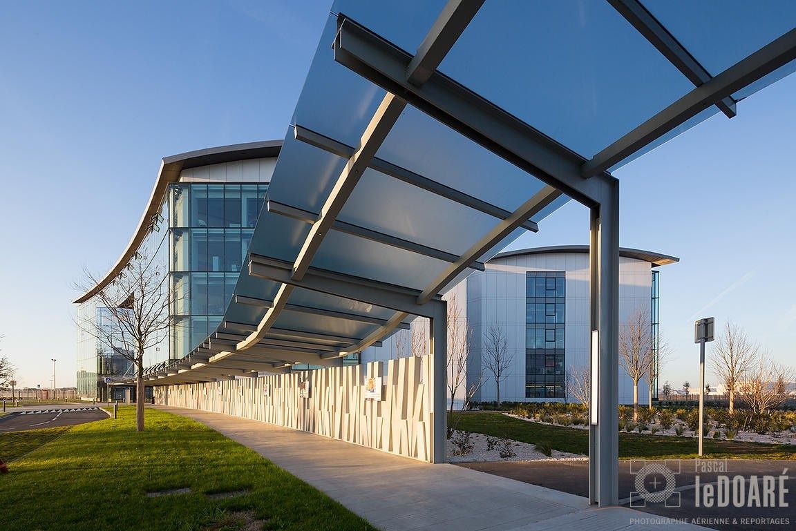 Airbus: Covered walkway to the building