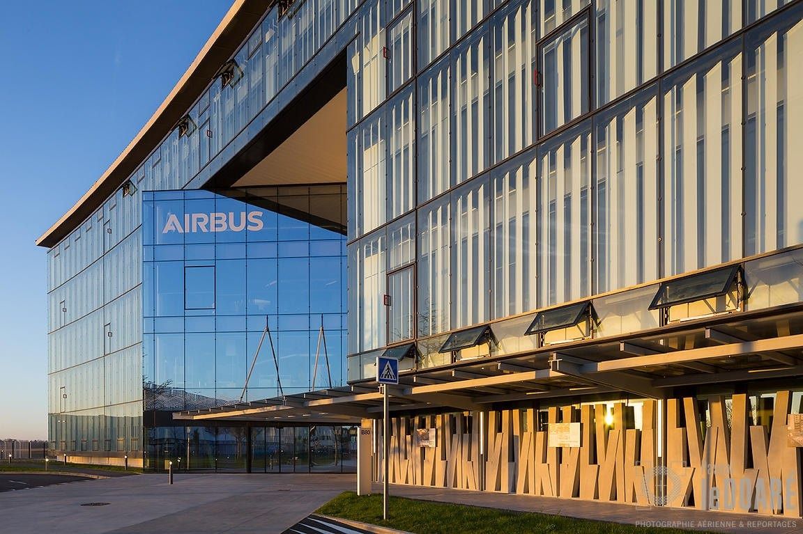 Airbus: Entrance with the Airbus sign under a curved roof