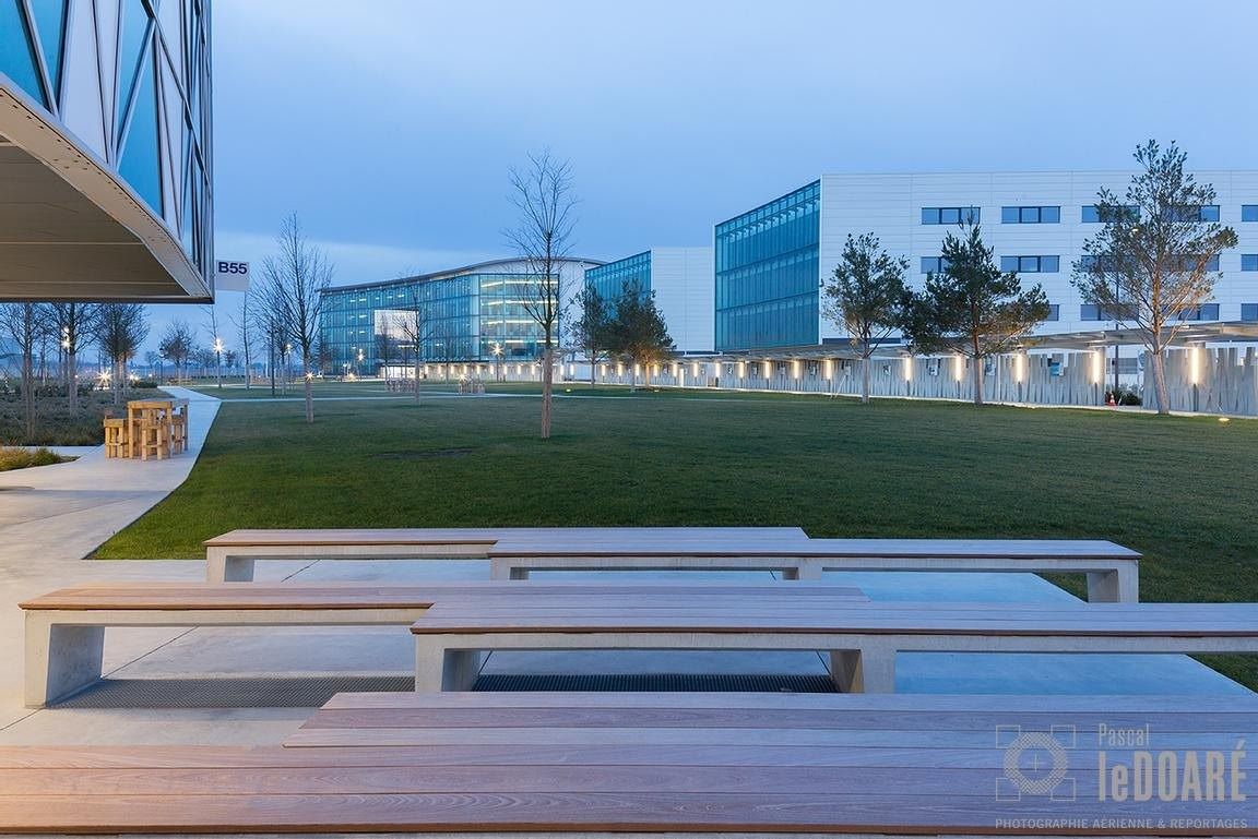Airbus: Lawn and benches in front of glass buildings