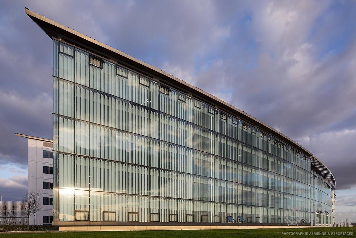 Airbus: Long glass façade