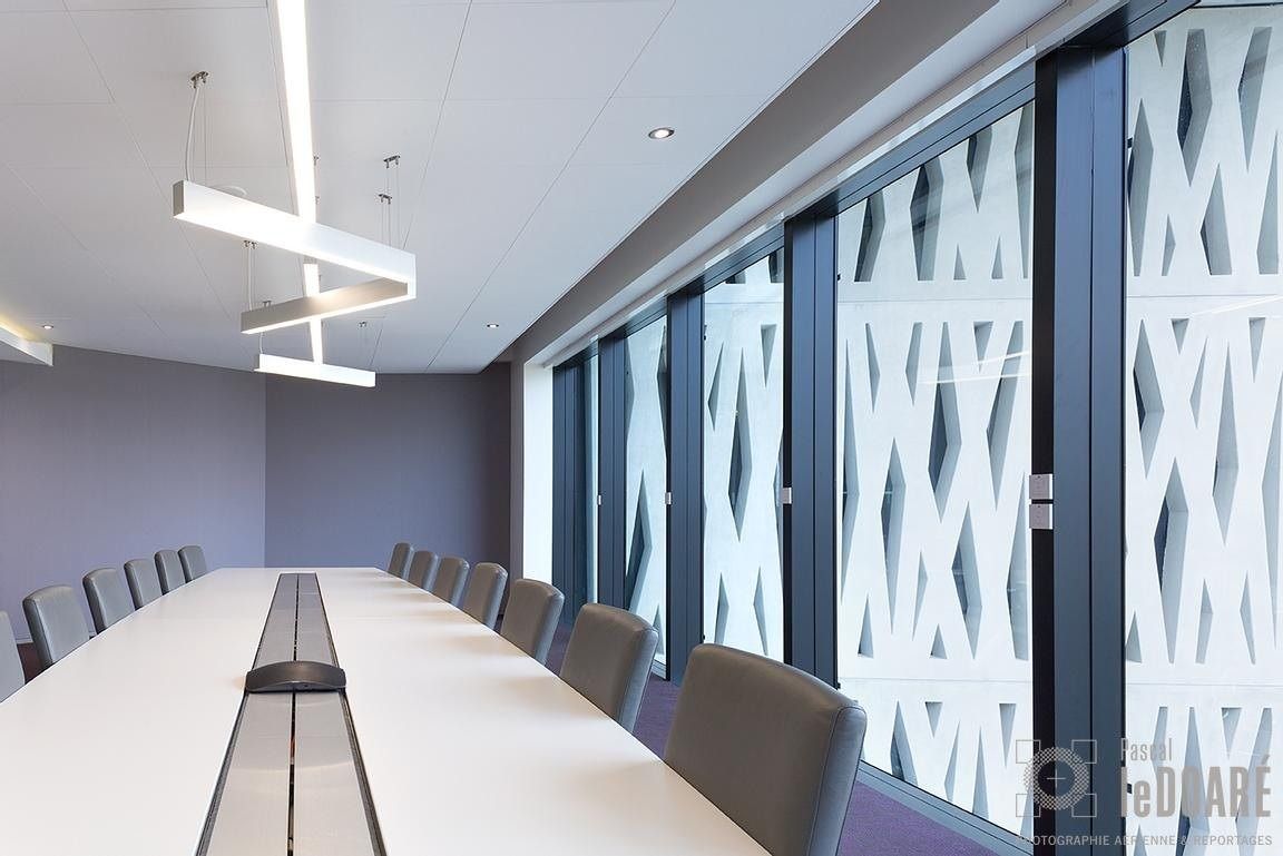 Airbus: Meeting room with patterned screens