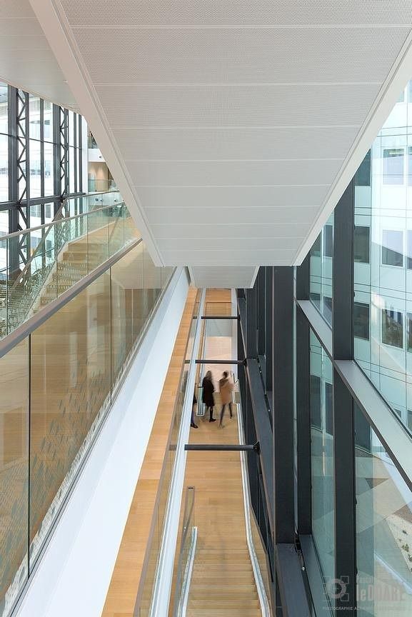 Airbus: Narrow glass bridge between floors