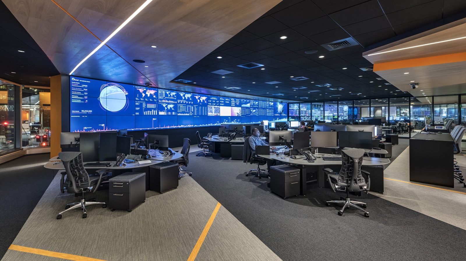 Akamai: Rows of desks facing a wall of world maps and data screens