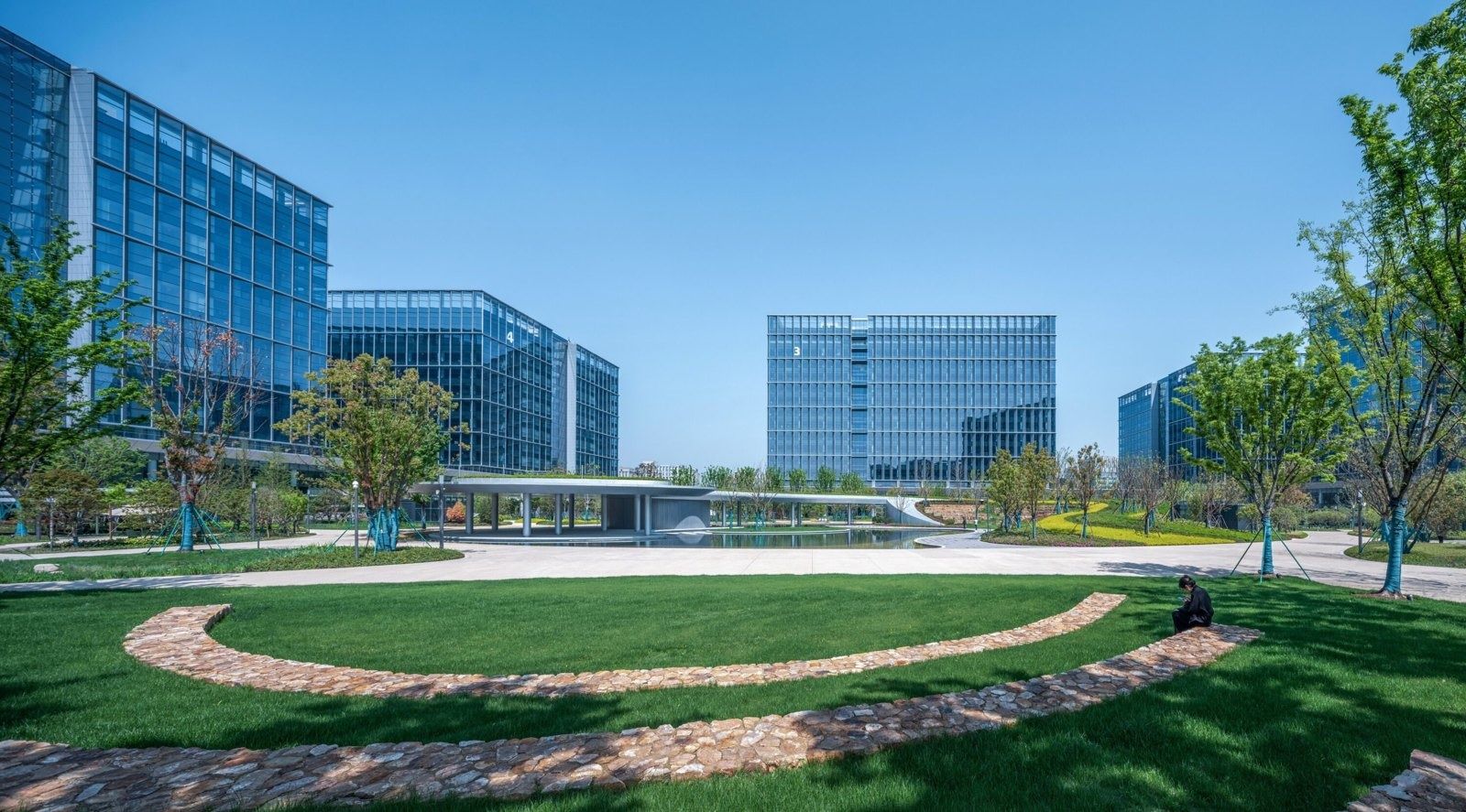 Alibaba Group: Curved lawn in front of office buildings