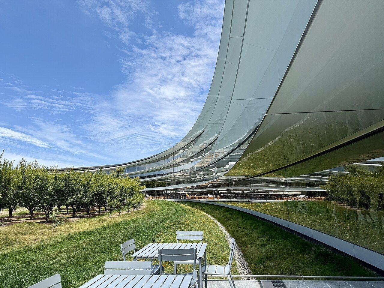 The curved glass wall of Apple Park and its inner courtyard