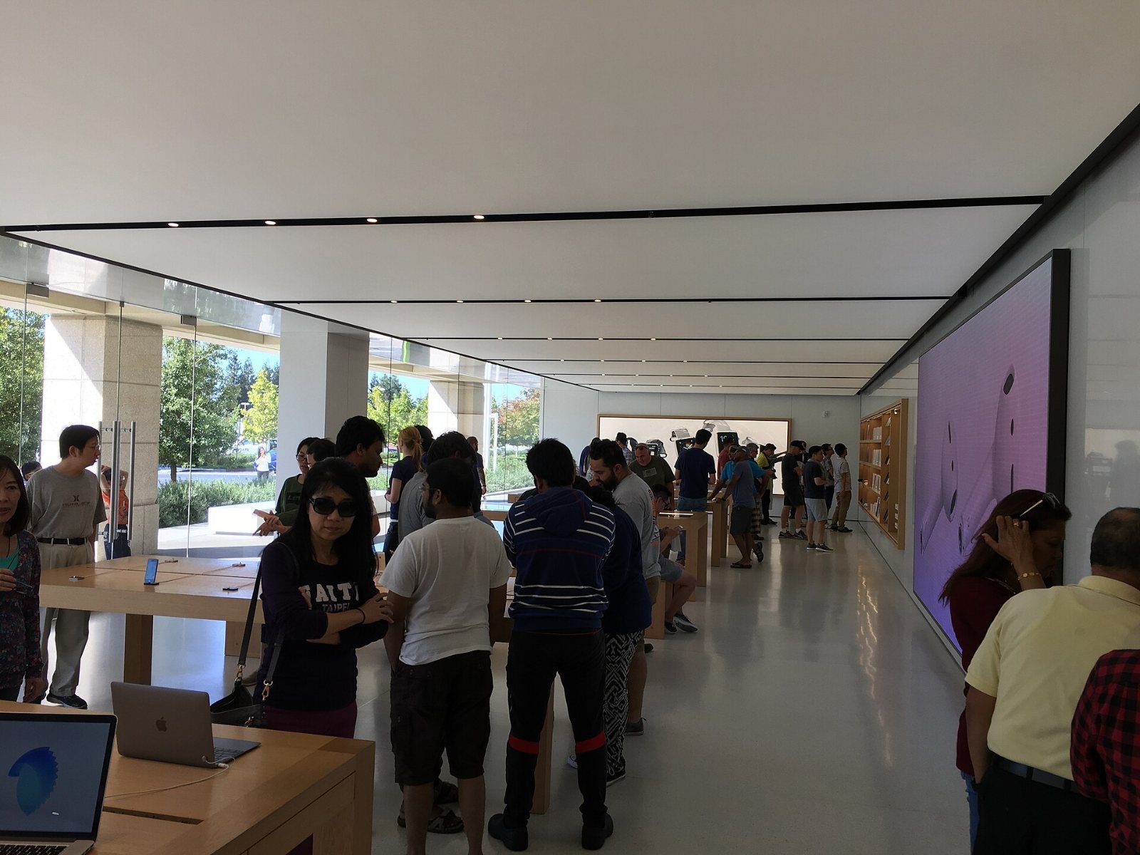 Apple: Glass entrance of a white office building