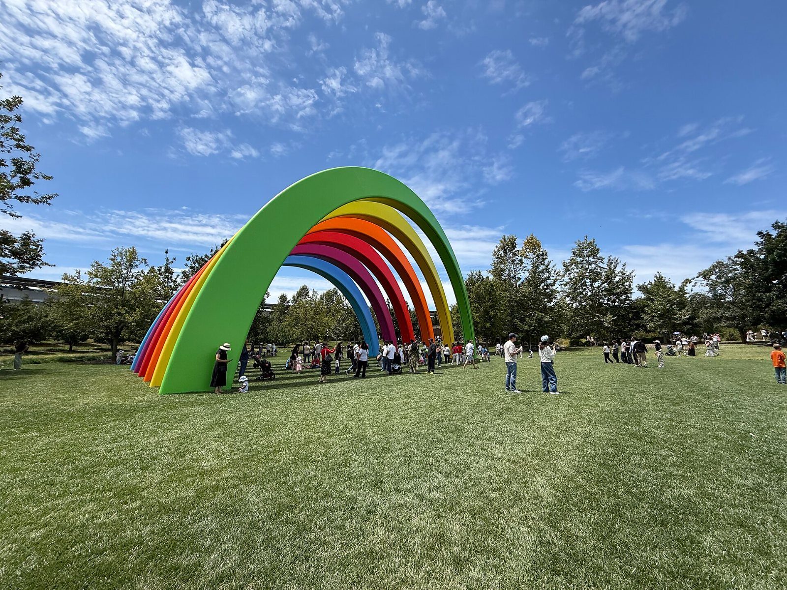 Apple: Rainbow-coloured arch over a lawn
