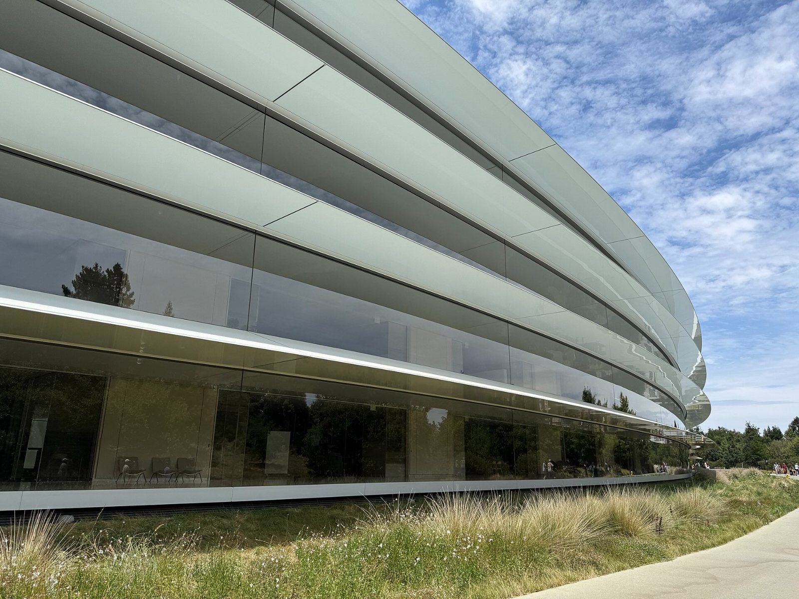 Apple: Long curved glass facade of a ring-shaped building