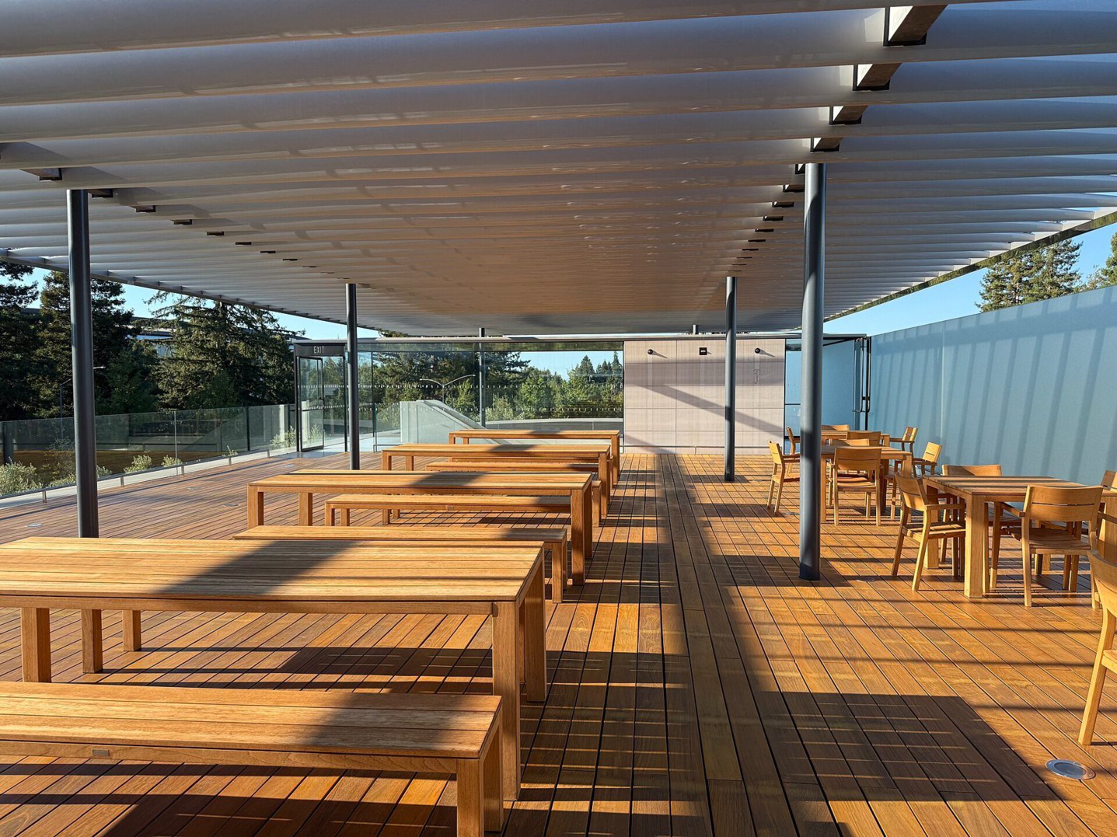 Apple: Terrace with wooden tables under a slatted roof
