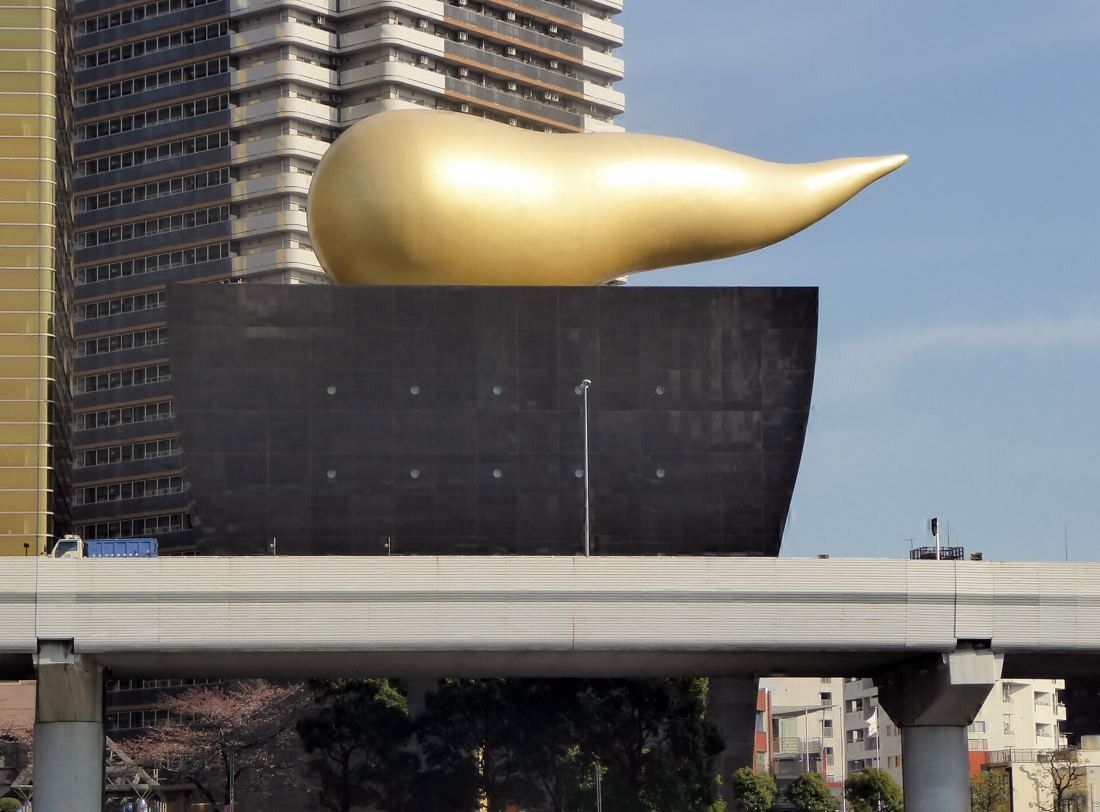 Asahi Group Holdings: Golden flame on top of the black hall, seen from the riverside