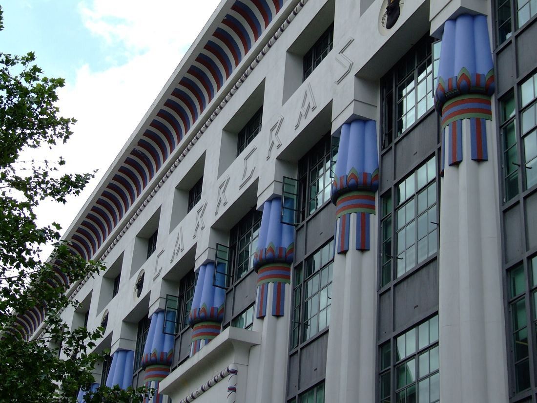 ASOS: Upward view of the facade with coloured column capitals and a ribbed cornice