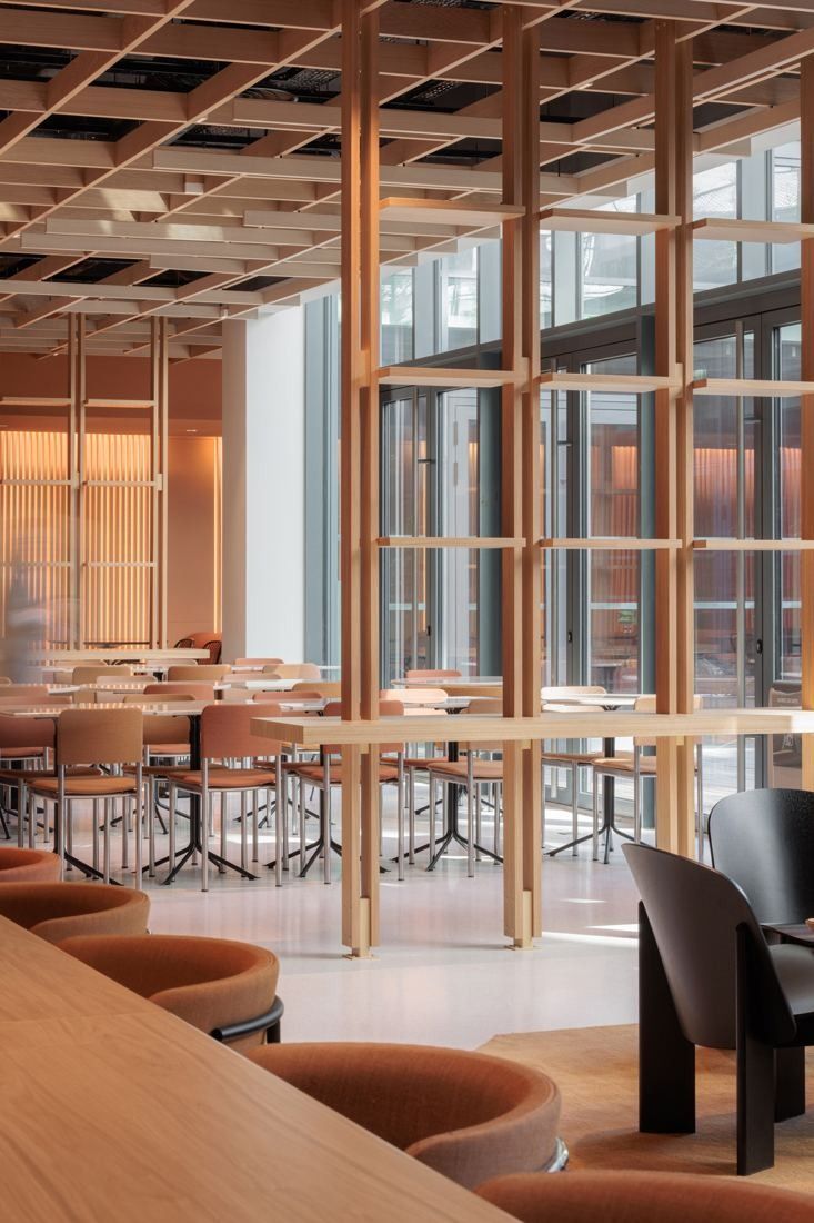 AXA: Dining area with wooden frames, round tables and tall windows