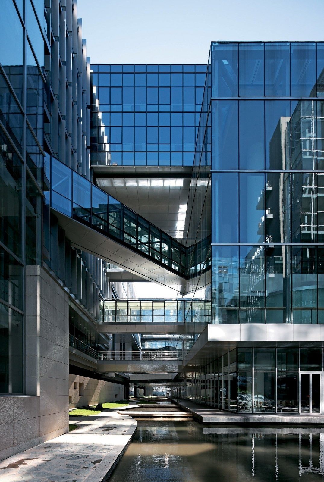 Baidu: Courtyard between glass wings, crossed by bridges above a pool
