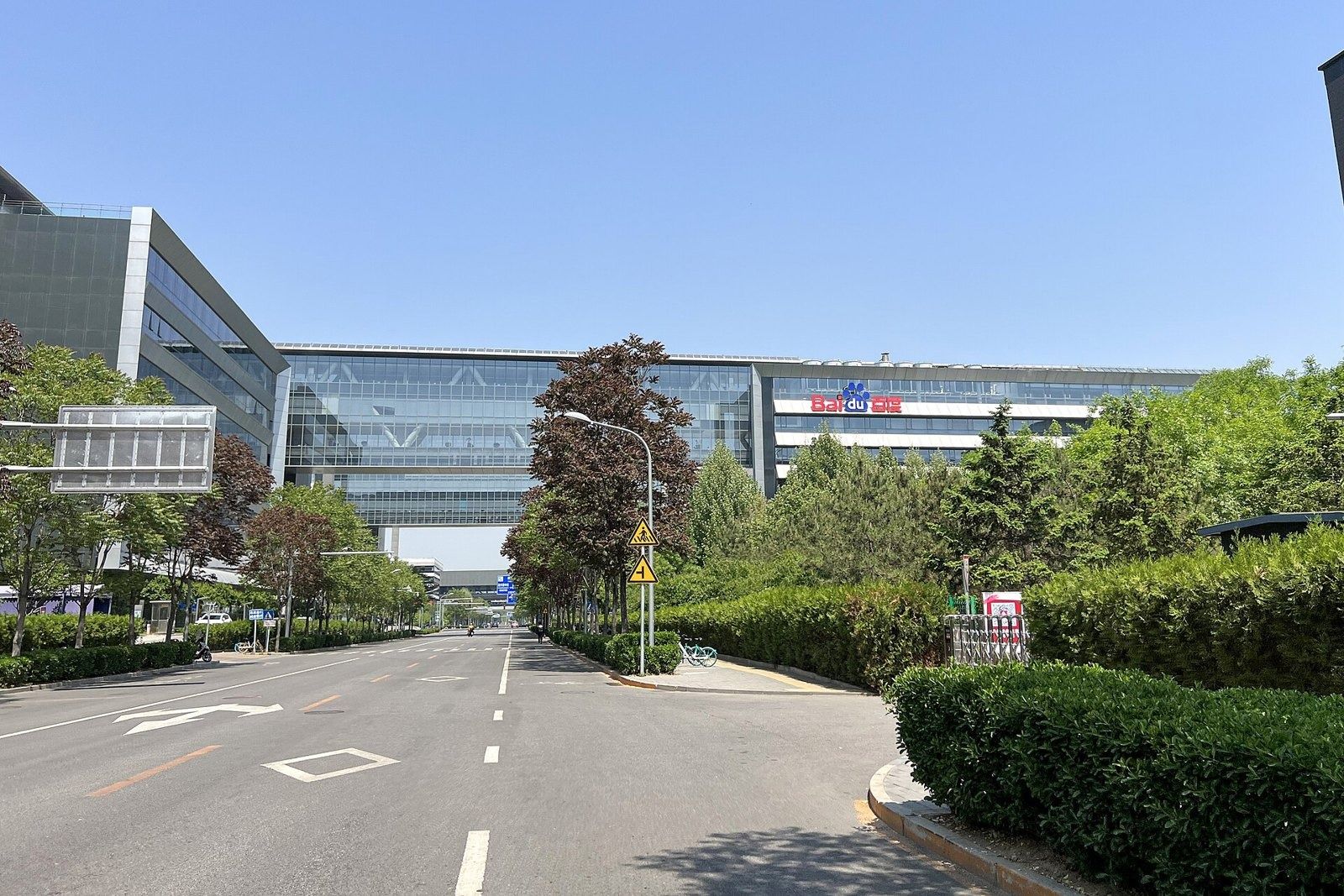 Baidu: Glass bridge spanning a road between buildings
