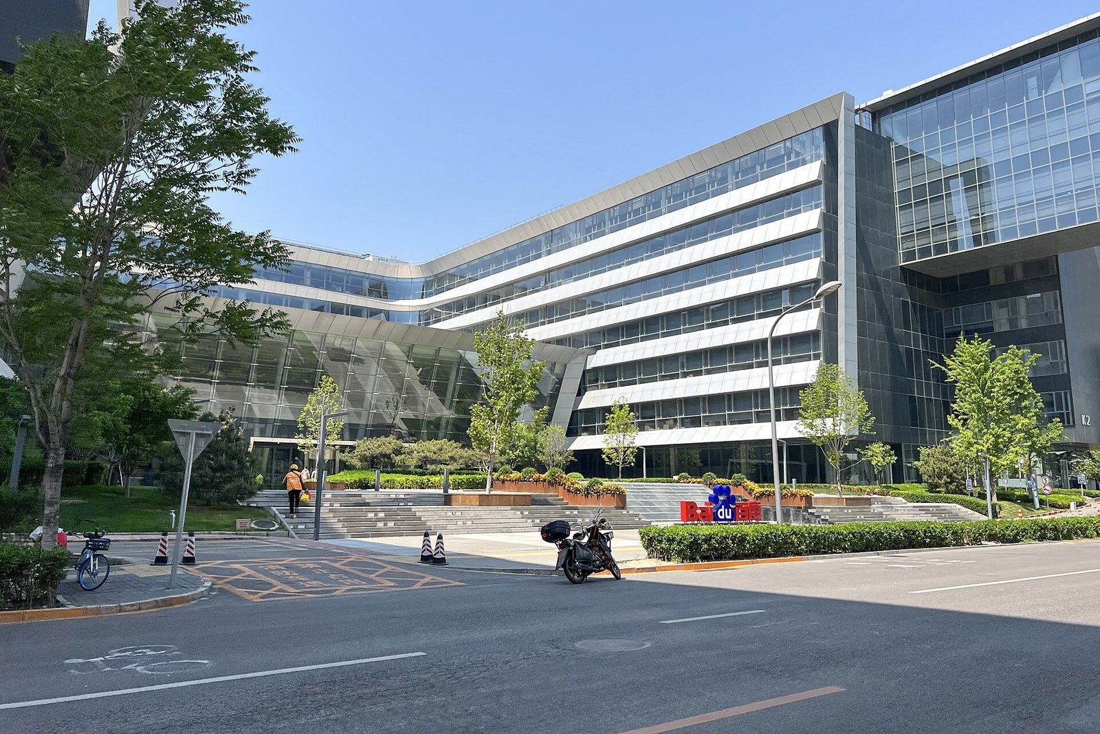 Baidu: Office wings around a planted plaza
