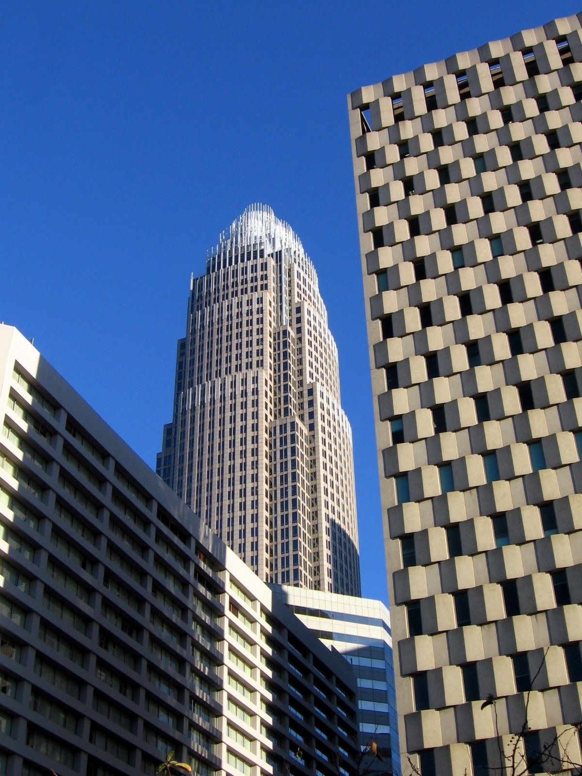 Bank of America: Tower seen between neighbouring buildings