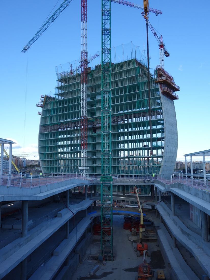 BBVA: Tower under construction with cranes and green safety netting
