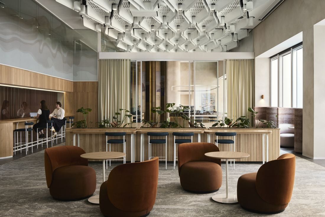 BHP: Lounge with round rust-coloured armchairs, a bar counter and a sculpted acoustic ceiling