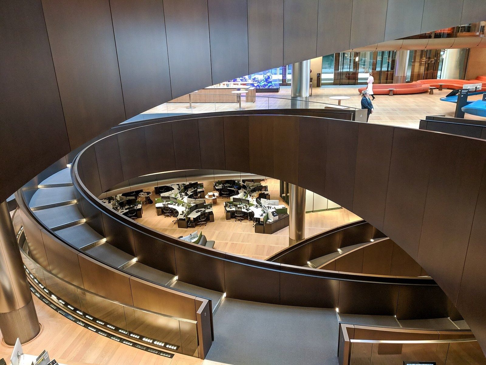Bloomberg: Desks seen through the curve of the ramp