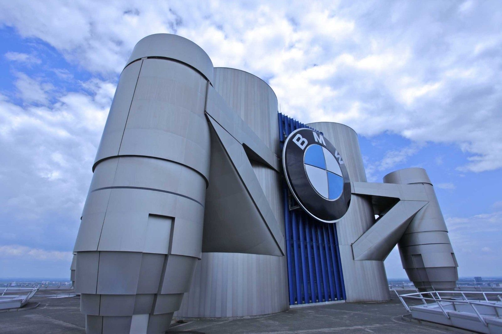 BMW Group: BMW roundel on the roof