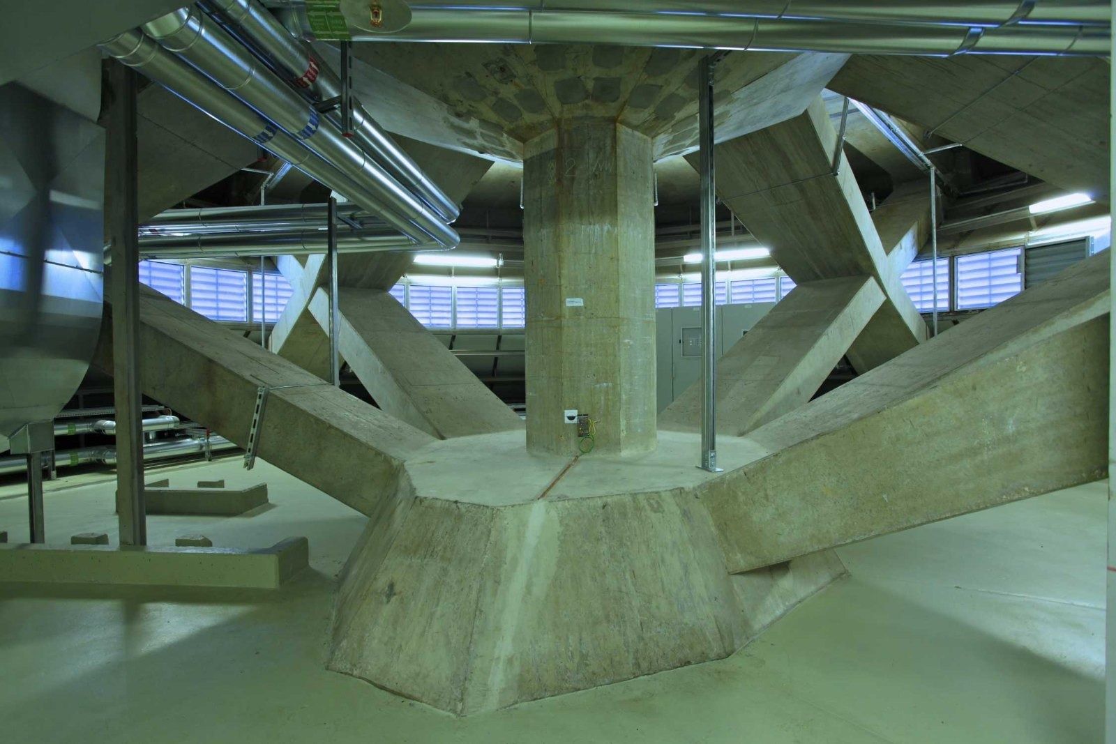 BMW Group: Central column carrying the floors