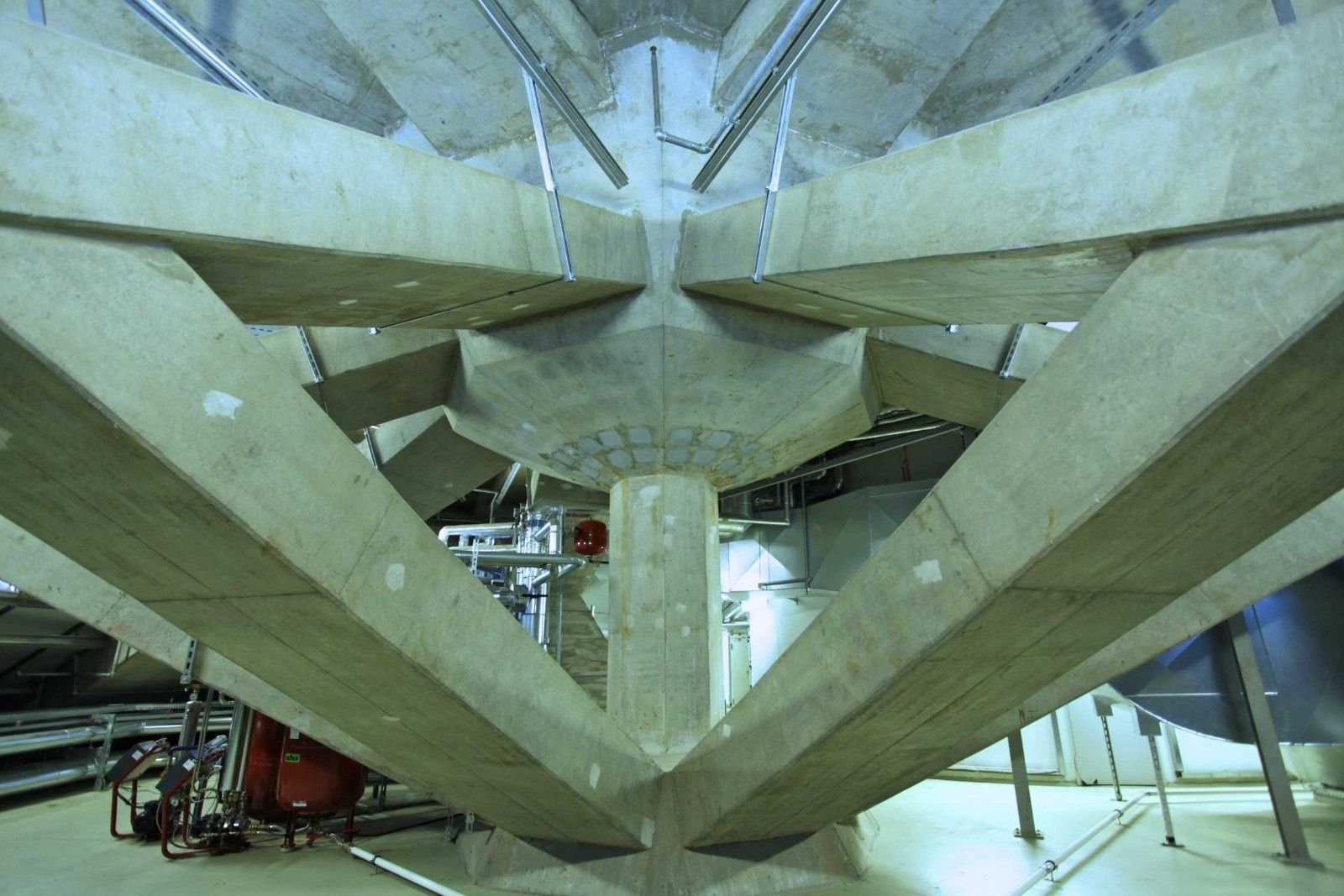 BMW Group: Concrete cross beams hanging from the central core