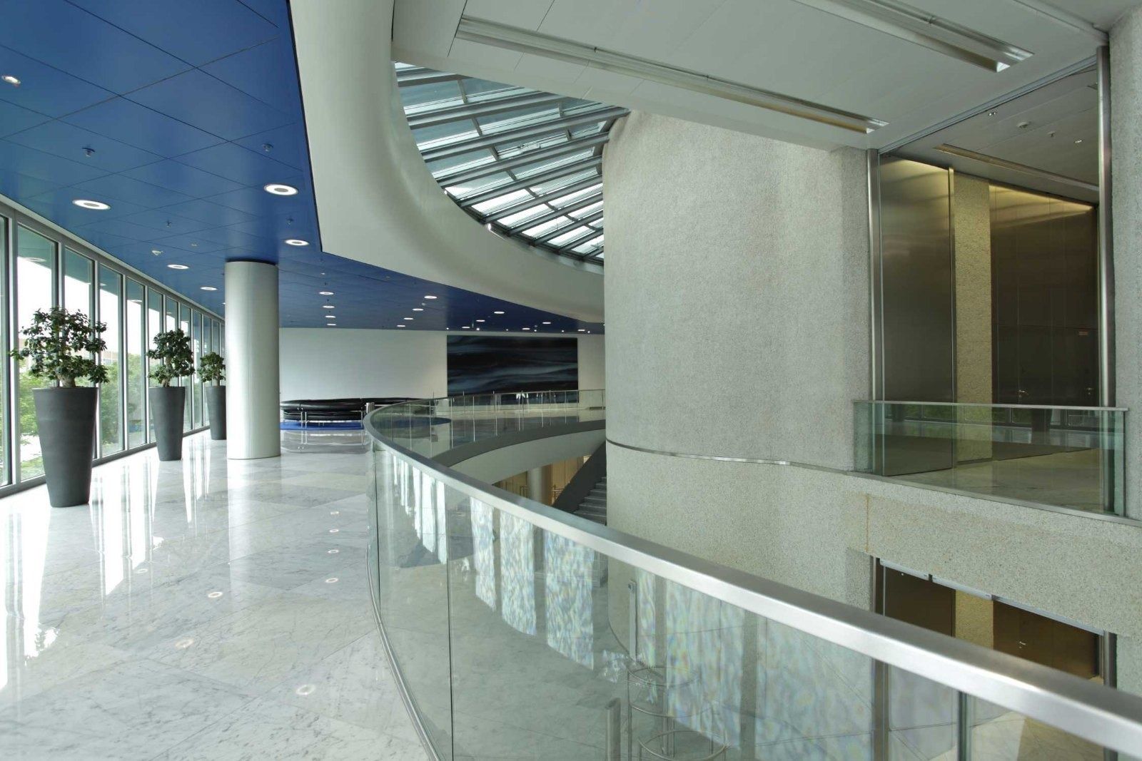 BMW Group: Curved balcony and lift core