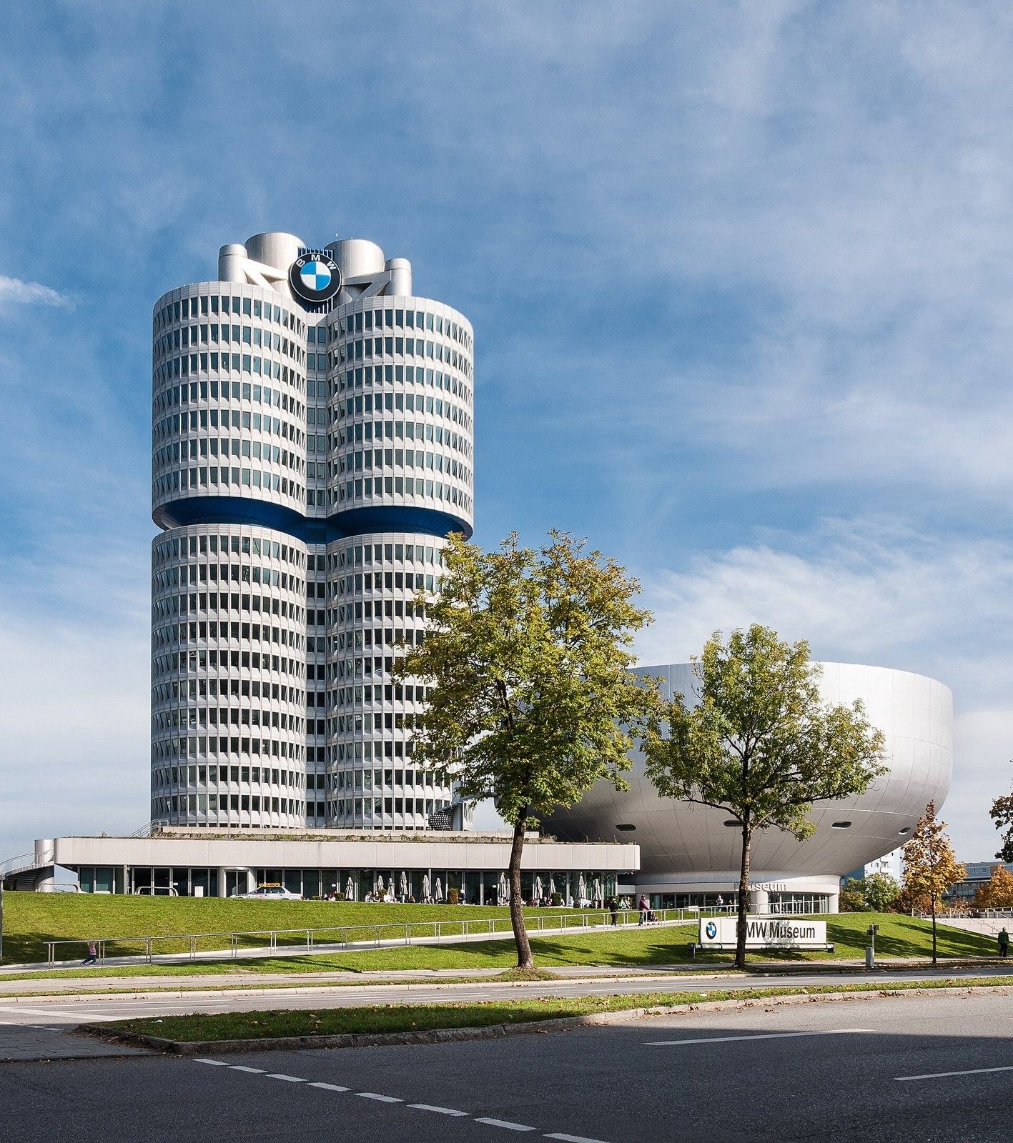 BMW Group: Four-cylinder tower beside the bowl-shaped museum
