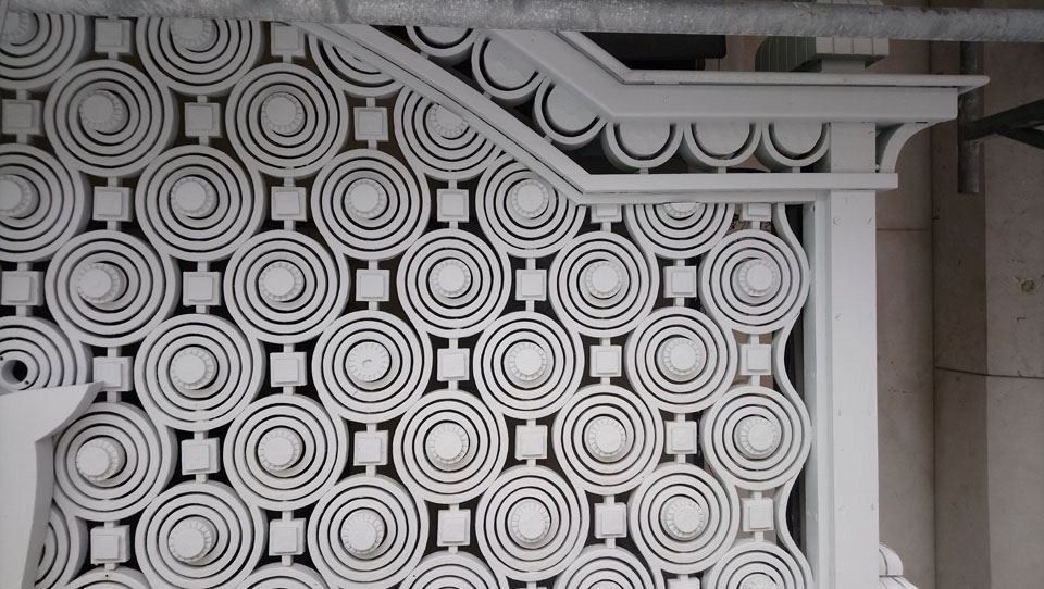 BNP Paribas: Close-up of a metal grille made of repeating concentric circles