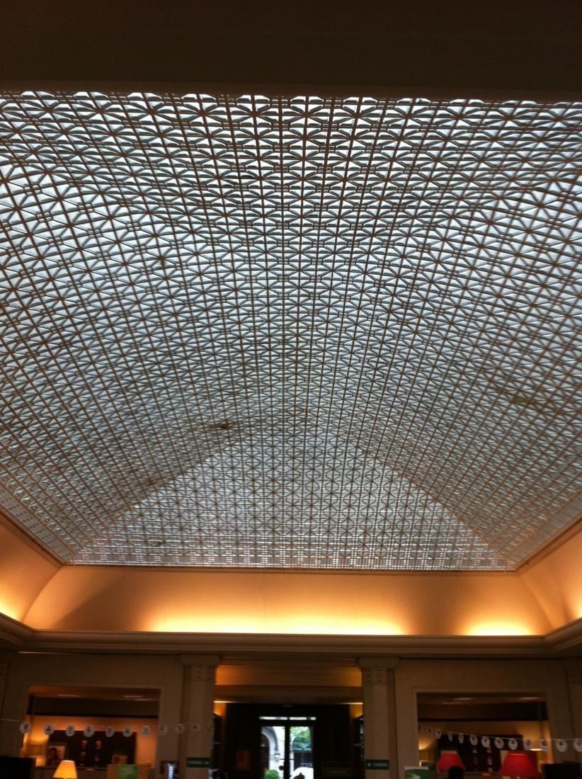BNP Paribas: Vaulted ceiling made of a lattice of small glass blocks over a lit hall