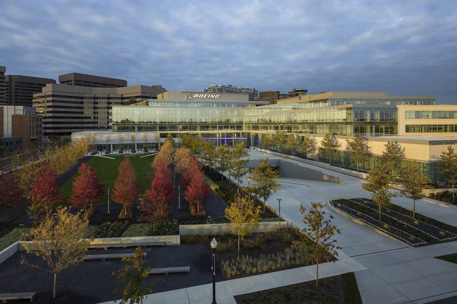 Boeing: Courtyard garden in front of the building