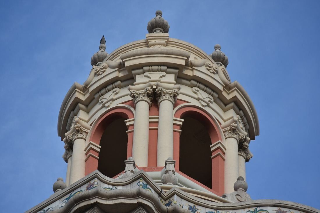 CaixaBank: Close-up of the columned lantern against a blue sky