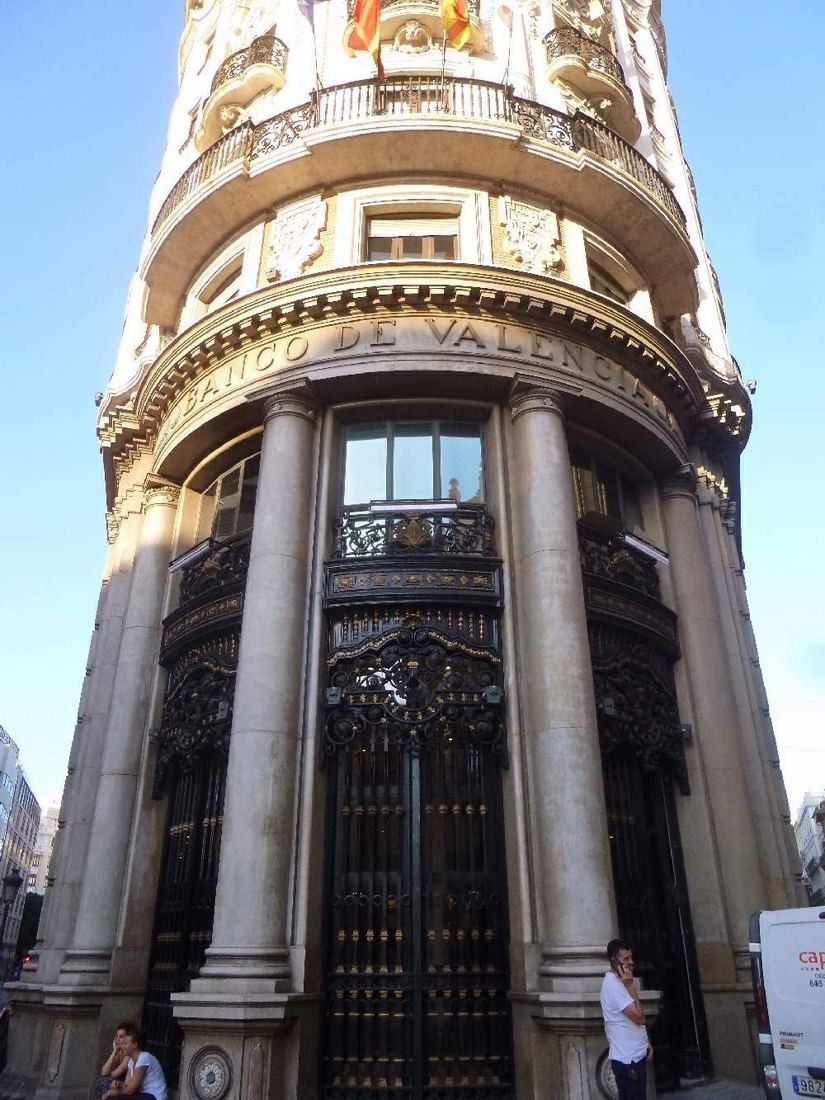 CaixaBank: Columned entrance at the base of the rounded corner