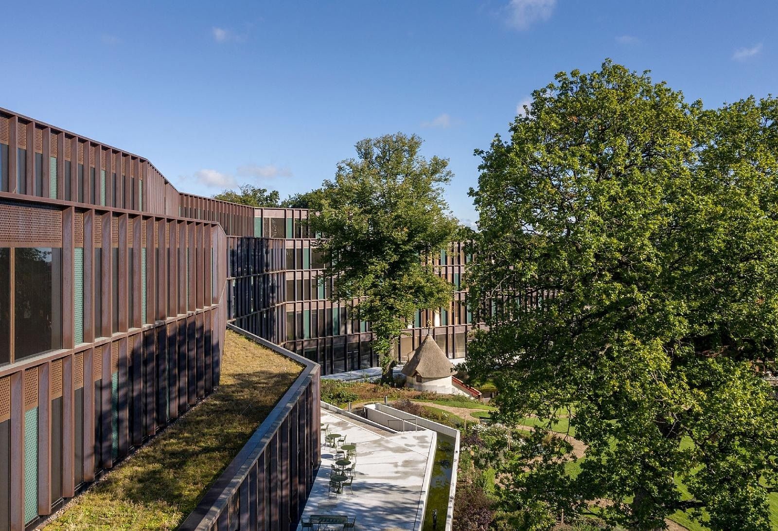 Carlsberg: Green roof terrace between copper-clad wings and treetops