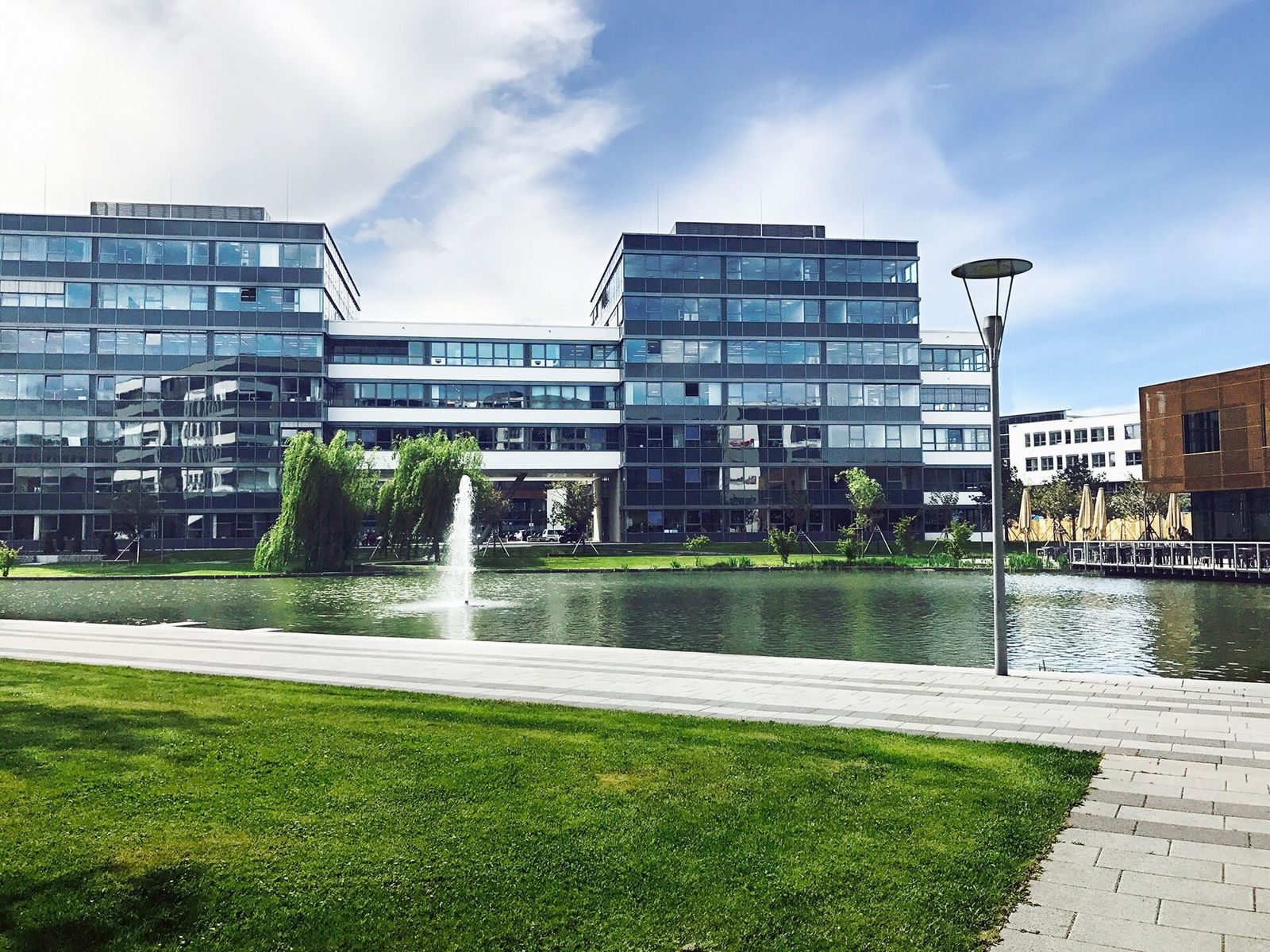 Cisco: Cisco's office in Garching by a pond