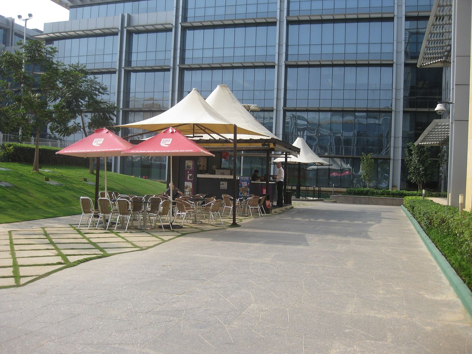 Cisco: Outdoor seating at Cisco's Bangalore campus