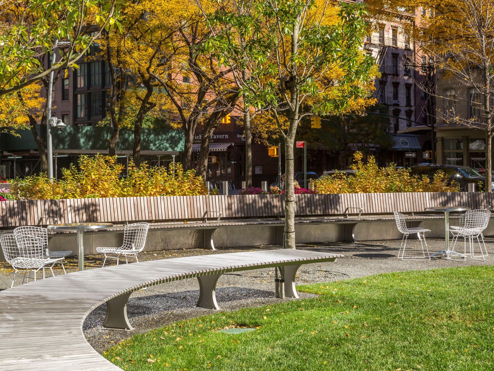 Citigroup: Curved benches around the lawn