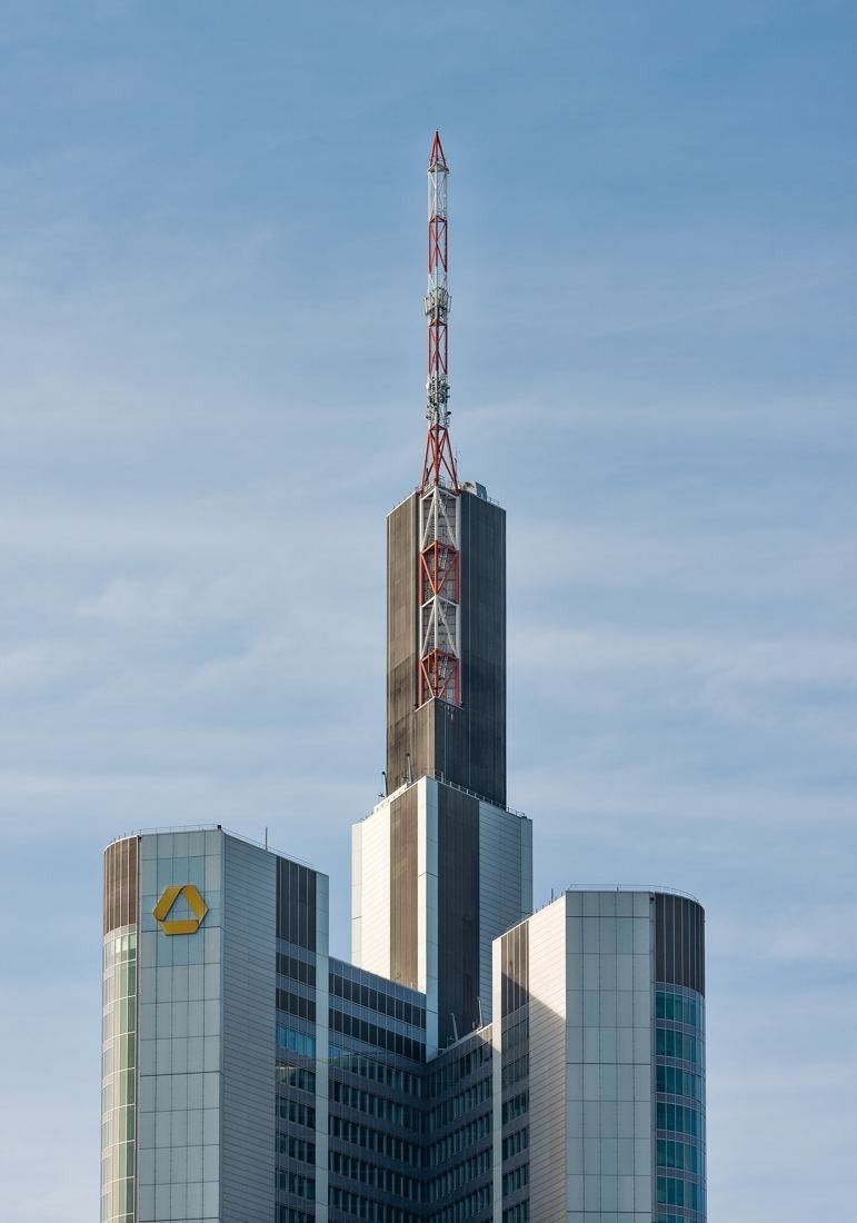 Commerzbank: Antenna mast with red and white bands above the upper section of the tower