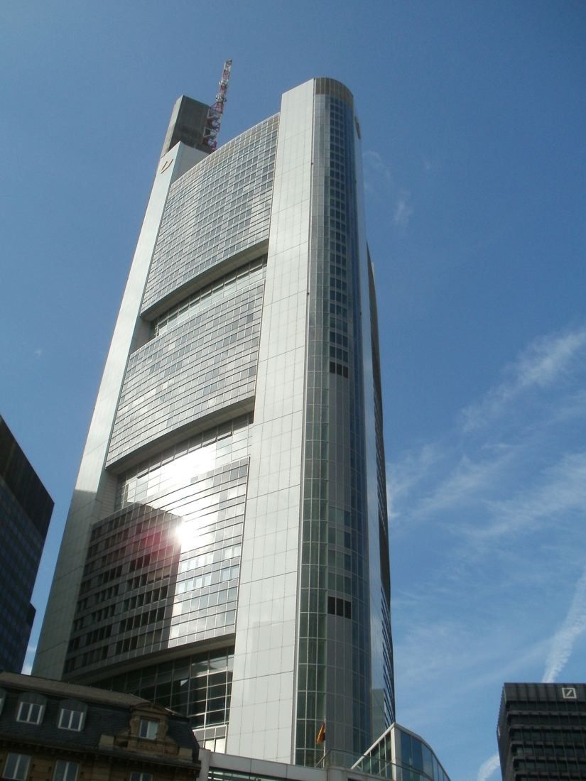 Commerzbank: Sunlit glass and grey facade of the tower seen from below