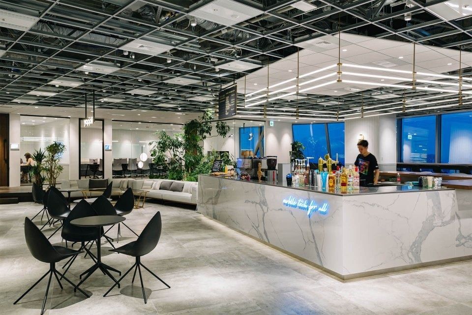 CyberAgent: Café bar with a marble counter and black chairs