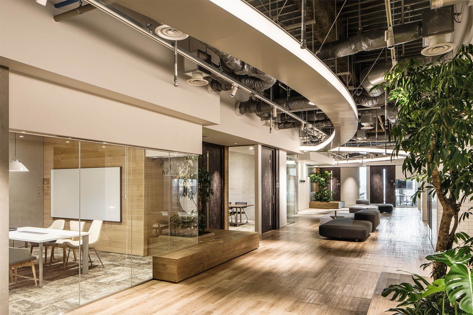 CyberAgent: Meeting rooms with glass fronts along a lounge corridor
