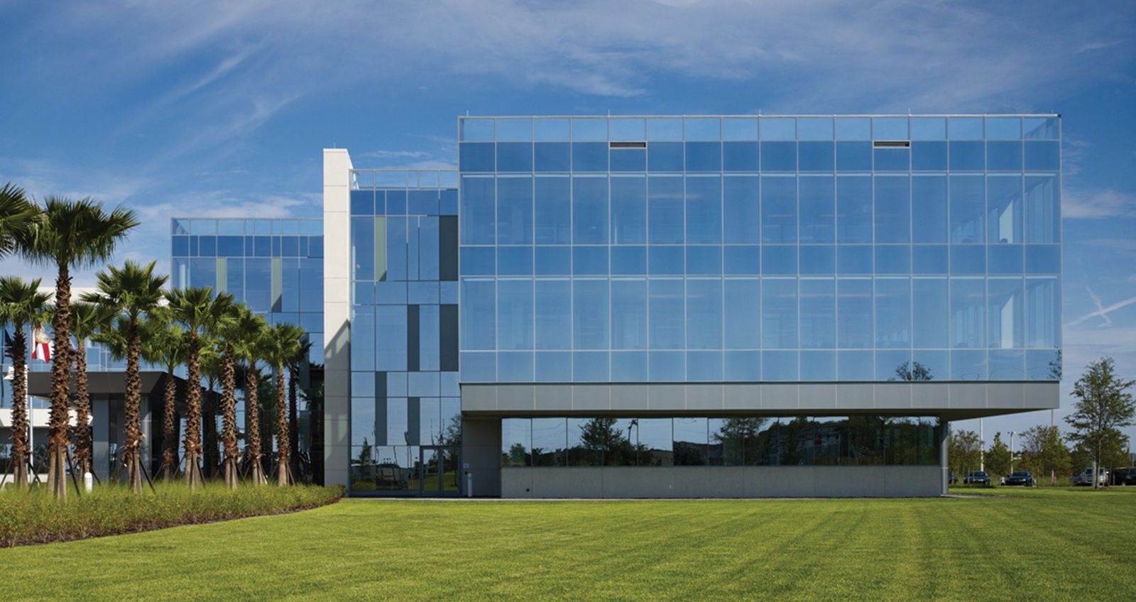 Darden Restaurants: A glass box wing cantilevered over a lawn with palm trees