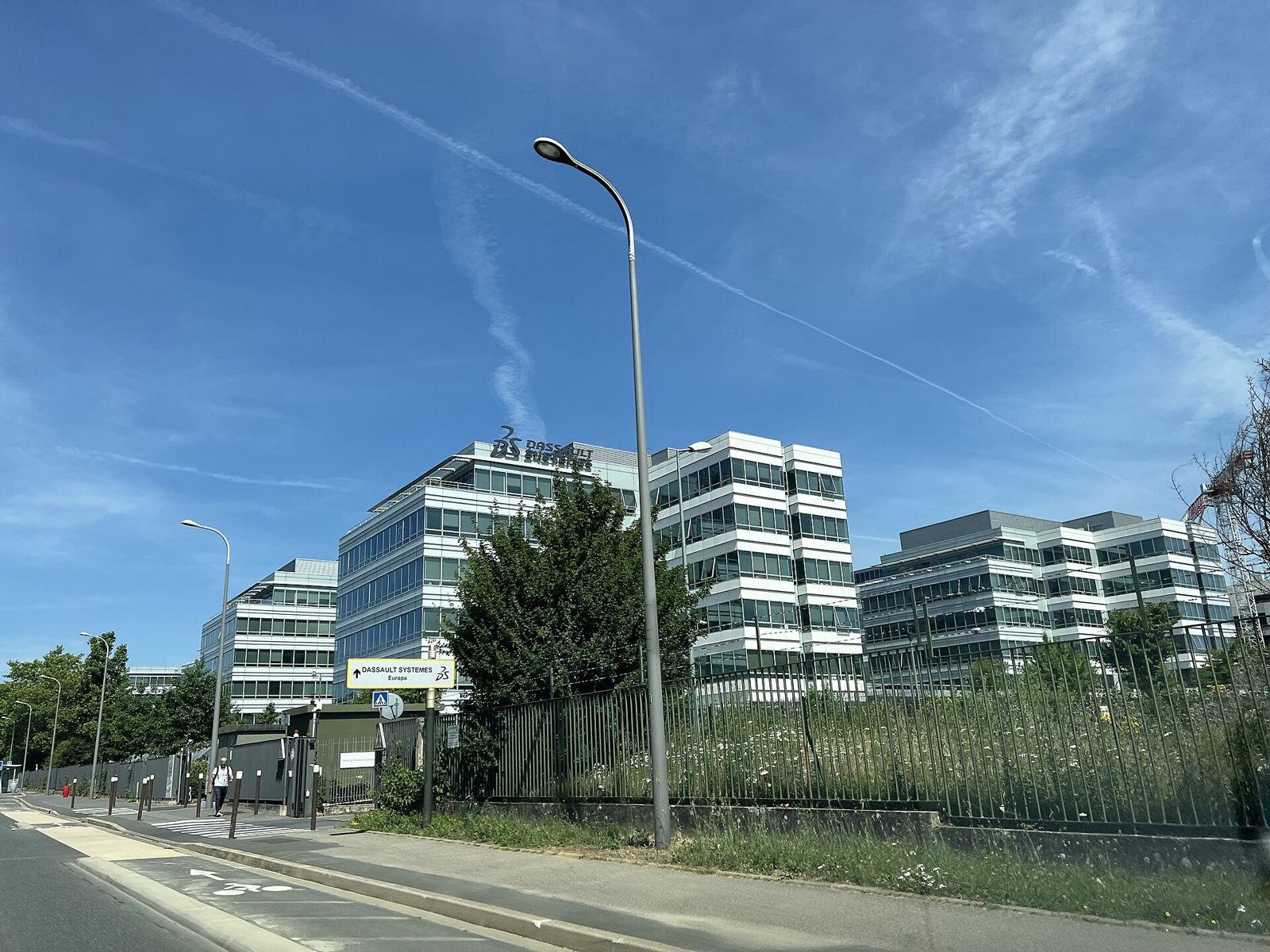 Dassault Systèmes: The campus buildings seen from the road